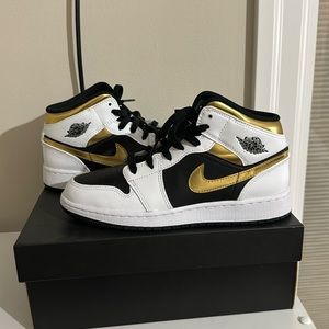 Air Jordan 1 MID